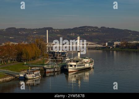 Vue depuis le long pont routier pour le Danube avec des bateaux à Linz Autriche 11 25 2024 Banque D'Images