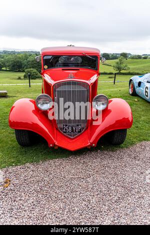 Bristol, Royaume-Uni- 11 août 2024 : voiture chaude américaine vintage des années 1930 Ford Model B 3 pick-up Truck Drag course car. Banque D'Images