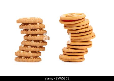 Deux piles de biscuits différents. Fond blanc. Banque D'Images