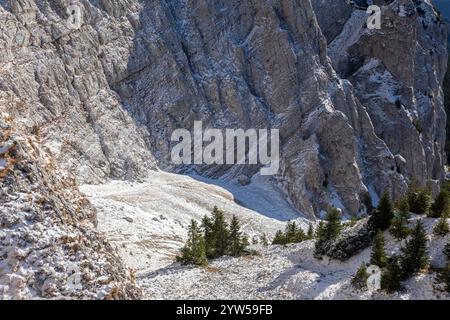 Rochers couverts de neige dans la vallée profonde jusqu'en haut dans les montagnes, Roumanie Banque D'Images