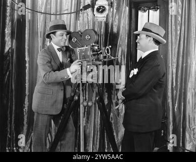 Légendaire star du film silencieux RUDOLPH VALENTINO avec son ami peintre espagnol d'origine cubaine FEDERICO BELTRAN-MASSES à Hollywood vers 1926 Banque D'Images