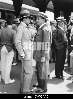 La légendaire star du film silencieux RUDOLPH VALENTINO discute avec le producteur JOSEPH M. SCHENK vers 1926 Banque D'Images