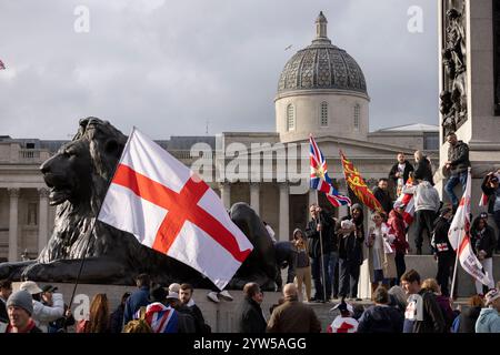 Célébrations de la Saint-Georges à Trafalgar Square le 23 avril 2024, pour commémorer l'anniversaire de la mort des saints patrons en 303 AD. Banque D'Images