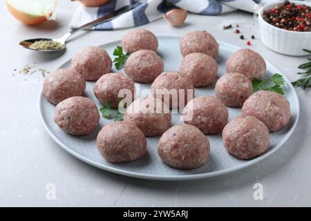 Beaucoup de boulettes de viande fraîches crues sur la table lumineuse Banque D'Images