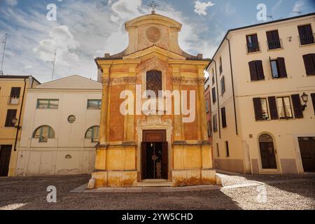 L'église de la Madonna del Terremoto à Mantoue, en Italie, est une chapelle baroque construite au XVIIIe siècle après un tremblement de terre, symbolisant la foi et le pro Banque D'Images
