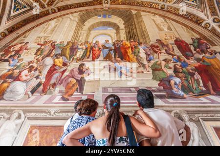 Rome, Italie, 22 juillet 2017, Un groupe de visiteurs s'émerveillent à l'école Raphaël d'Athènes dans les musées du Vatican, explorant le chef-d'œuvre à Rome, en Italie. Banque D'Images