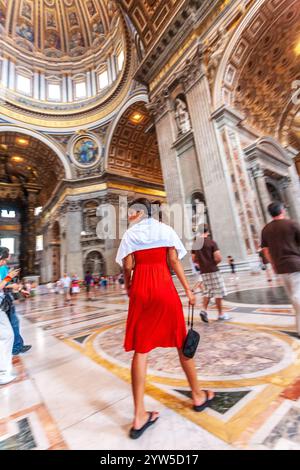 Rome, Italie, 22 juillet 2017, les gens se promènent dans le magnifique intérieur de la basilique Saint-Pierre, émerveillés par sa grandeur et son architecture complexe Banque D'Images