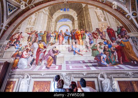 Rome, Italie, 22 juillet 2017, Un groupe de visiteurs s'émerveillent à l'école Raphaël d'Athènes dans les musées du Vatican, explorant le chef-d'œuvre à Rome, en Italie. Banque D'Images