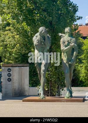 Ljubljana, Slovénie - 28 juin 2024 : Adm et Eve statue en bronze par Jacov Brdaron Mesarski ou pont de bouchers sur la rivière Ljubljanica. Feuillage vert en b Banque D'Images