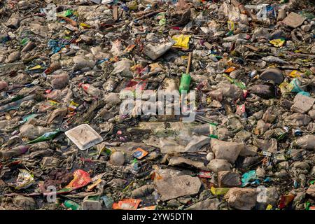Des déchets plastiques de divers types recouvrent un canal à Dhaka, au Bangladesh, mettant en évidence un problème environnemental urgent. Banque D'Images