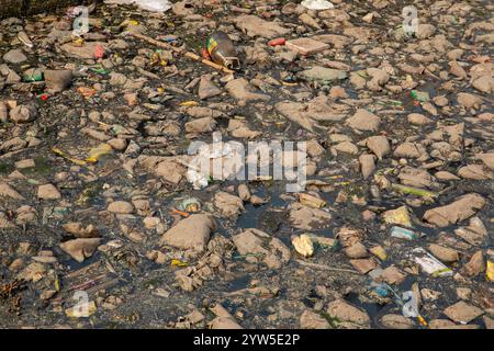 Des déchets plastiques de divers types recouvrent un canal à Dhaka, au Bangladesh, mettant en évidence un problème environnemental urgent. Banque D'Images