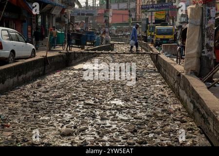 Des déchets plastiques de divers types recouvrent un canal à Dhaka, au Bangladesh, mettant en évidence un problème environnemental urgent. Banque D'Images