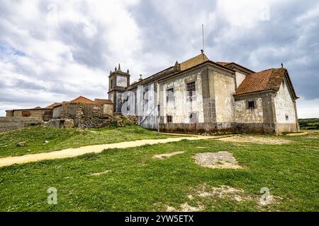 Le sanctuaire complexe Santuario de Nossa Senhora do Cabo Espichel, qui comprend l'église encore en usage aujourd'hui, situé à l'ouest de Sesimbra, Port Banque D'Images