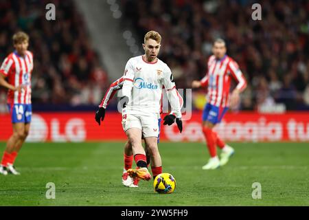 Madrid, Espagne. 8 décembre 2024. Peque (Sevilla) Football/Football : Espagnol 'LaLiga EA Sports' match entre le Club Atletico de Madrid 4-3 Sevilla FC à l'Estadio Riyadh Air Metropolitano à Madrid, Espagne . Crédit : Mutsu Kawamori/AFLO/Alamy Live News Banque D'Images