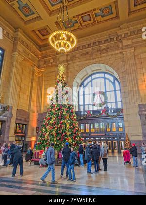 Union Station à Kansas City, Missouri est décoré pour les fêtes avec un arbre de Noël géant, des couronnes et beaucoup de lumières. Banque D'Images