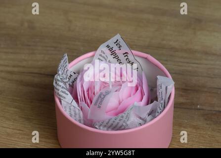 Une bougie en forme de fleur dans une mini boîte. Emballage cadeau. Banque D'Images