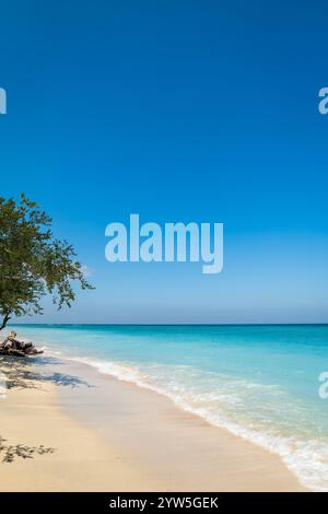 Plage de sable tropical avec océan turquoise à Gili Trawangan, l'une des îles Gili à Lombok, Indonésie Banque D'Images