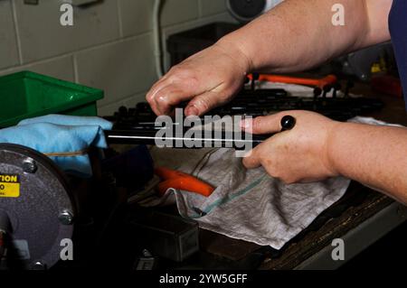 Des ouvriers dans une usine locale d'armes à feu qui font du travail manuel avec leurs mains Banque D'Images