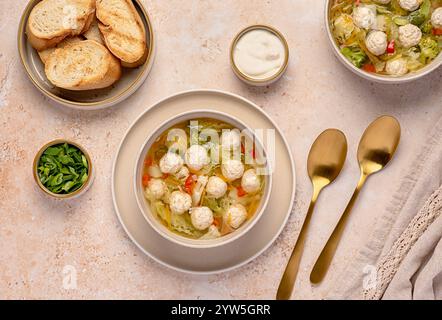 Photographie alimentaire de soupe avec boulettes de poulet et légumes, carottes, chou, brocoli, pommes de terre, poivron, bouillon, pain grillé, oignon de printemps Banque D'Images