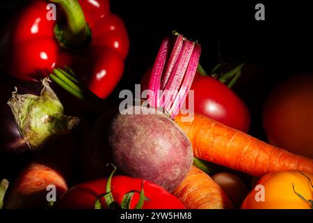 mélange de légumes de betteraves sur fond noir Banque D'Images