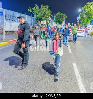 Haïfa, Israël - 07 décembre 2024 : scène d'une marche de protestation, contre le gouvernement, appelant à de nouvelles élections et à un accord d'otages, avec prise de personnes Banque D'Images