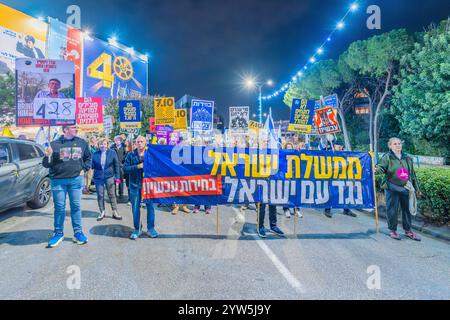 Haïfa, Israël - 07 décembre 2024 : scène d'une marche de protestation, contre le gouvernement, appelant à de nouvelles élections et à un accord d'otages, avec prise de personnes Banque D'Images