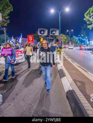 Haïfa, Israël - 07 décembre 2024 : les gens prennent part à une marche de protestation (porte-parole), Haïfa, Israël Banque D'Images