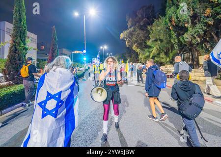 Haïfa, Israël - 07 décembre 2024 : scène d'une marche de protestation, contre le gouvernement, appelant à de nouvelles élections et à un accord d'otages, avec prise de personnes Banque D'Images