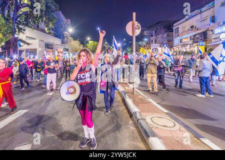 Haïfa, Israël - 07 décembre 2024 : scène d'une marche de protestation, contre le gouvernement, appelant à de nouvelles élections et à un accord d'otages, avec prise de personnes Banque D'Images