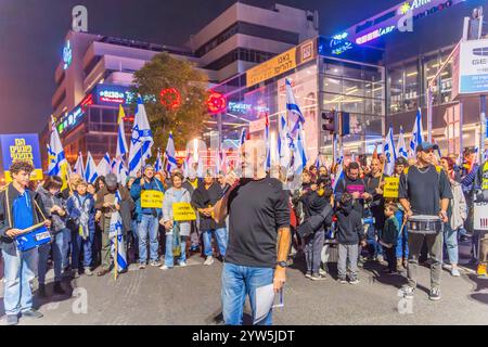 Haïfa, Israël - 07 décembre 2024 : le professeur Yoram Yovell s'adresse à la foule, dans le cadre d'un rassemblement de protestation contre le gouvernement. Haïfa, Israël Banque D'Images