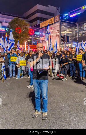 Haïfa, Israël - 07 décembre 2024 : le professeur Yoram Yovell s'adresse à la foule, dans le cadre d'un rassemblement de protestation contre le gouvernement. Haïfa, Israël Banque D'Images