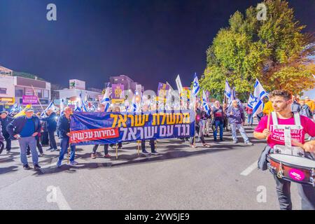 Haïfa, Israël - 07 décembre 2024 : scène d'une marche de protestation, contre le gouvernement, appelant à de nouvelles élections et à un accord d'otages, avec prise de personnes Banque D'Images