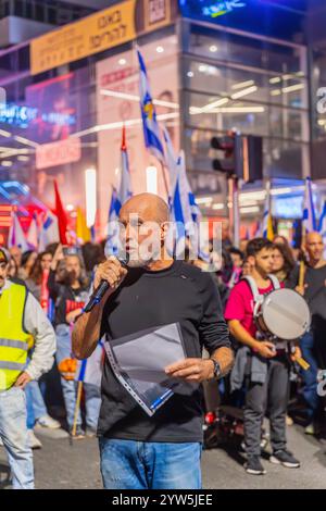 Haïfa, Israël - 07 décembre 2024 : le professeur Yoram Yovell s'adresse à la foule, dans le cadre d'un rassemblement de protestation contre le gouvernement. Haïfa, Israël Banque D'Images