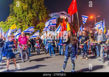 Haïfa, Israël - 07 décembre 2024 : chanteur Michal Golan à la foule, dans le cadre d'un rassemblement de protestation contre le gouvernement. Haïfa, Israël Banque D'Images