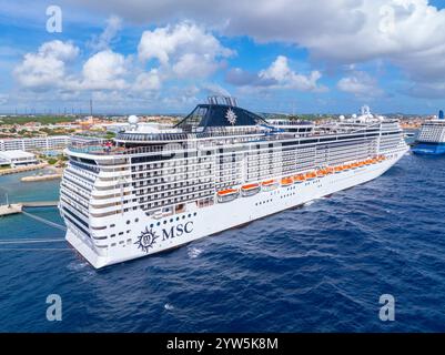 Vue aérienne de MSC Divina par MSC Cruises amarré au terminal de croisière de Curaçao à Otrobanda, ville de Willemstad, Curaçao. Banque D'Images