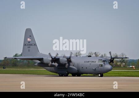 Un avion C-130 Hercules de l'US Air Force affecté à la 139th Airlift Wing, Missouri Air National Guard, se prépare à décoller à Rosecrans Air Nation Banque D'Images