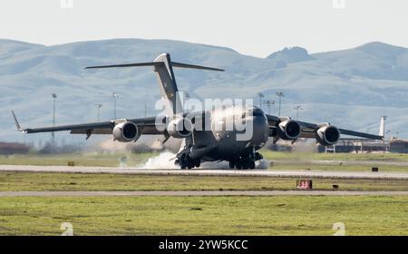 Un C-17 Globemaster III de la base interarmées Charleston, Caroline du Sud, effectue des opérations aériennes à la base aérienne Travis, Calif, le 13 janvier 2017. Ce mil Banque D'Images