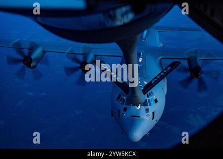 Un KC-135 Stratotanker avec la 121st Air Reaveling Wing ravitaille un C-130 Hercules, affecté à la 193rd Special Operations Wing, au-dessus du ciel de PE Banque D'Images