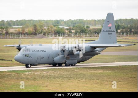 Les aviateurs de maintenance et d'équipage affectés à la 139th Airlift Wing, Missouri Air National Guard, ont effectué une génération de masse de sept C-130 Hercules ai Banque D'Images