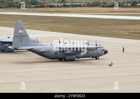 Les aviateurs de maintenance et d'équipage affectés à la 139th Airlift Wing, Missouri Air National Guard, ont effectué une génération de masse de sept C-130 Hercules ai Banque D'Images