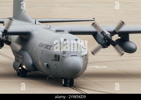 Les aviateurs de maintenance et d'équipage affectés à la 139th Airlift Wing, Missouri Air National Guard, ont effectué une génération de masse de sept C-130 Hercules ai Banque D'Images