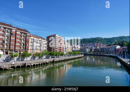 Bilbao, Espagne- 28 mai 2024 : rivière Nervion au coeur de Bilbao Banque D'Images