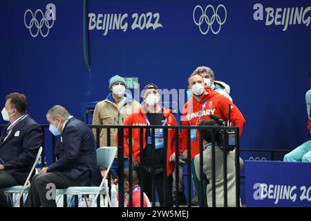 7 FÉVRIER 2022 - Pékin, Chine : les entraîneurs de l'équipe Hongrie attendent le verdict des juges après la demi-finale du 1000m masculin de patinage de vitesse sur courte piste #2 au Beijin Banque D'Images