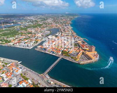 Vue aérienne du centre-ville historique de Willemstad incluant Otrobanda sur la gauche et Punda sur la droite dans la ville de Willemstad, Curaçao. Historique Willemstad Banque D'Images