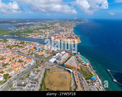 Vue aérienne du centre-ville historique de Willemstad incluant Otrobanda sur la gauche et Punda sur la droite dans la ville de Willemstad, Curaçao. Historique Willemstad Banque D'Images