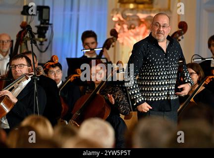 Prague, République tchèque. 09th Dec, 2024. Le prix Antonin Dvorak a été remis au metteur en scène de théâtre et d'opéra australien Barrie Kosky (à droite) par le président tchèque Petr Pavel (non vu), Prague, le 9 décembre 2024. Crédit : Katerina Sulova/CTK photo/Alamy Live News Banque D'Images