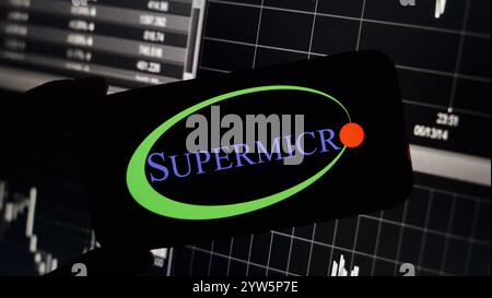 Konskie, Pologne - 08 décembre 2024 : logo de la société Supermicro affiché sur le téléphone portable Banque D'Images