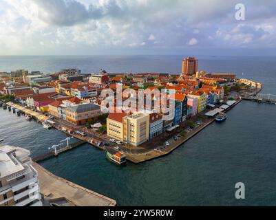 Vue aérienne du centre-ville historique de Willemstad, y compris la rue Handelskade à Punda dans la ville de Willemstad, Curaçao. Historique Willemstad est un monde de l'UNESCO Banque D'Images