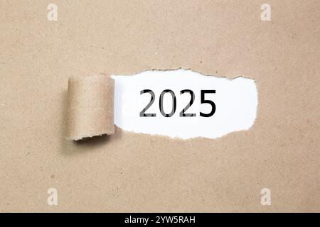 2025 sur papier déchiré. Concept du nouvel an avec typographie 2025 sur papier Banque D'Images