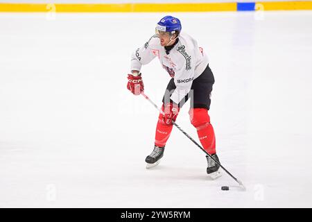 Pardubice, République tchèque. 09th Dec, 2024. Lukas Sedlak assiste à la séance d'entraînement de l'équipe nationale tchèque avant les Jeux suisses de hockey, dans le cadre de l'Euro Hockey Tour, à Pardubice, République tchèque, le 9 décembre 2024. Crédit : Josef Vostarek/CTK photo/Alamy Live News Banque D'Images